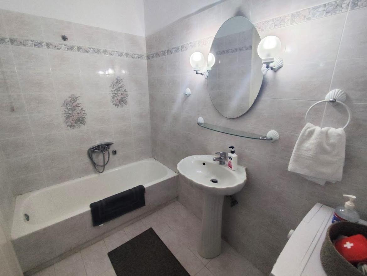 Mando Patrasso - Classical Apartment In The Center Of Patras With Free Parking Eksteriør billede