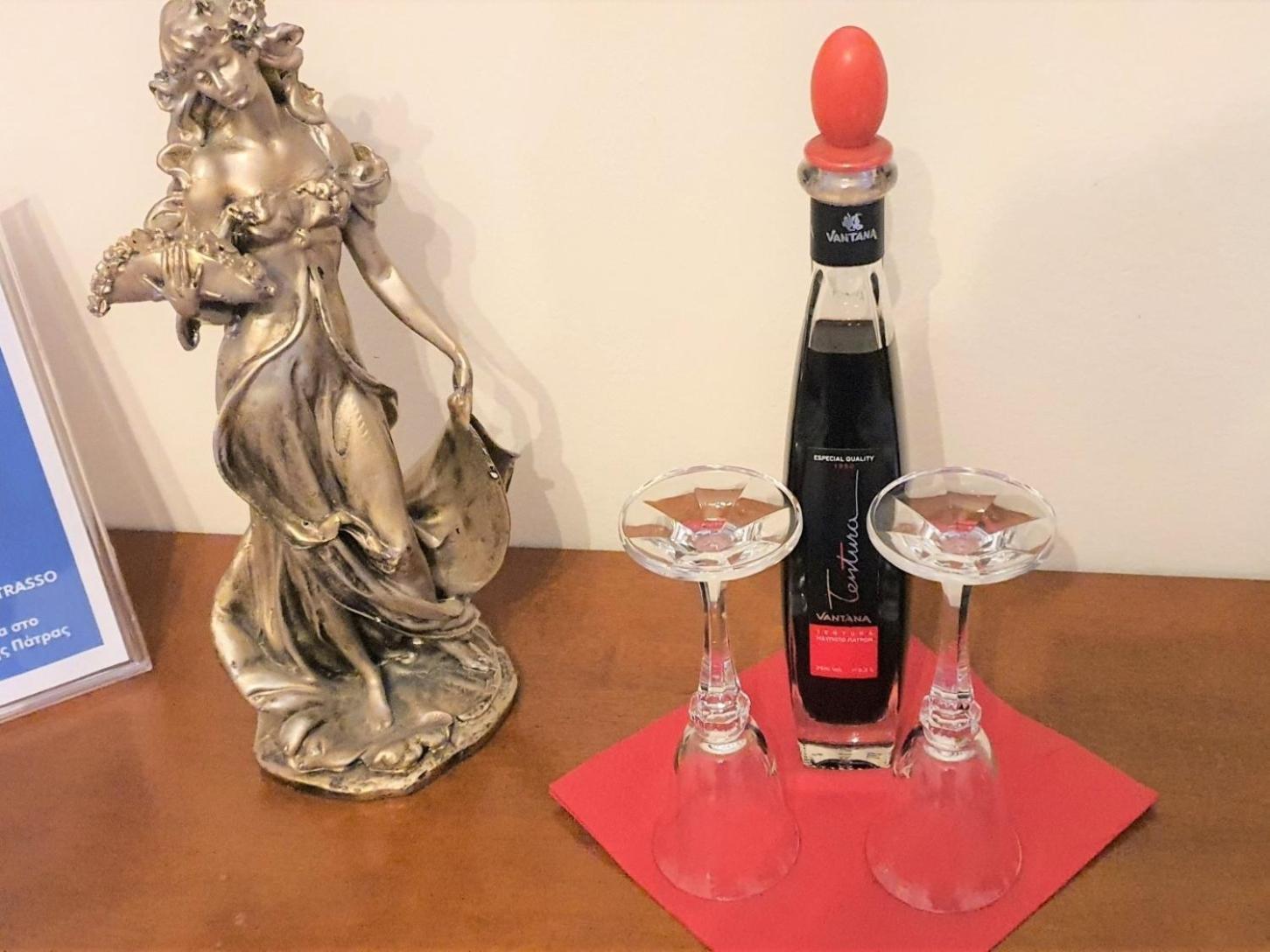 Mando Patrasso - Classical Apartment In The Center Of Patras With Free Parking Eksteriør billede